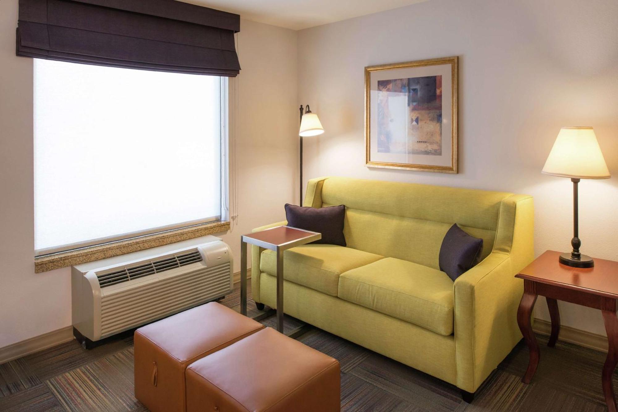 Hampton & Hotel